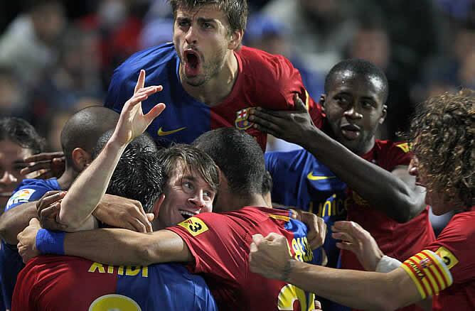 Los jugadores del Barça celebran el primer gol de Messi en Huelva