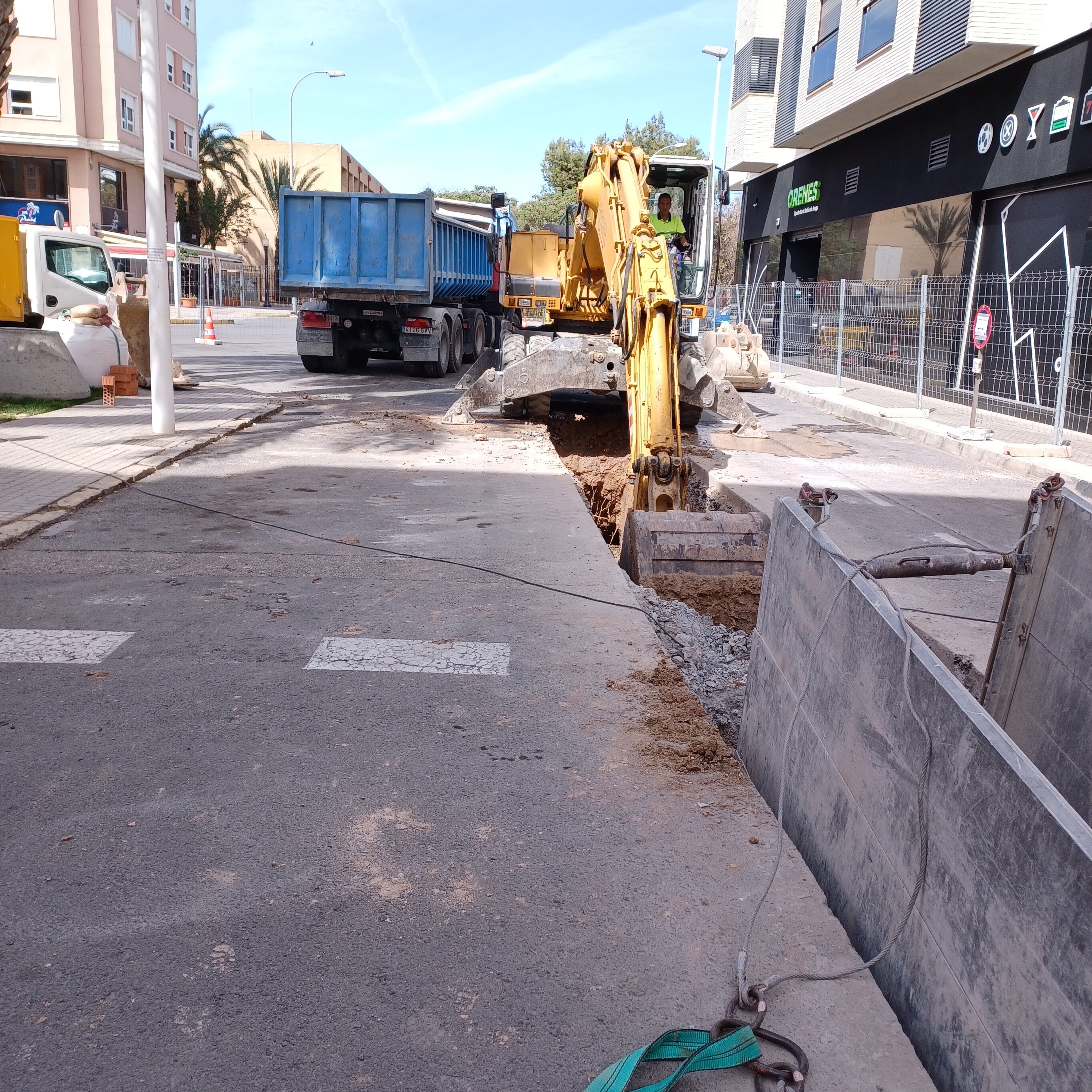 Renovación de las redes de agua potable y alcantarillado en la calle Manuel Alcaraz Mora en Elche