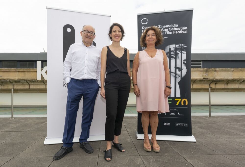 De izquierda a derecha: José Luis Rebordinos, director del Festival de Cine de San Sebastián, María Elorza, autora de &#039;A los libros y a las mujeres canto&#039;, película que competirá en la sección New Direcotrs y Ainhoa Arruabarrena, directora de la Red Gipuzkoa de Kutxabank / Foto: Festival de Cine de San Sebastián