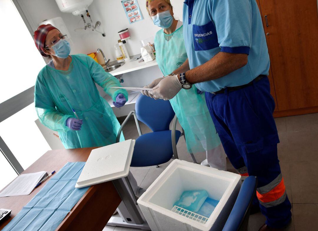 Un operario recoge pruebas de prevalencia realizadas hoy en el centro de salud Cruz de Caravaca de Almería