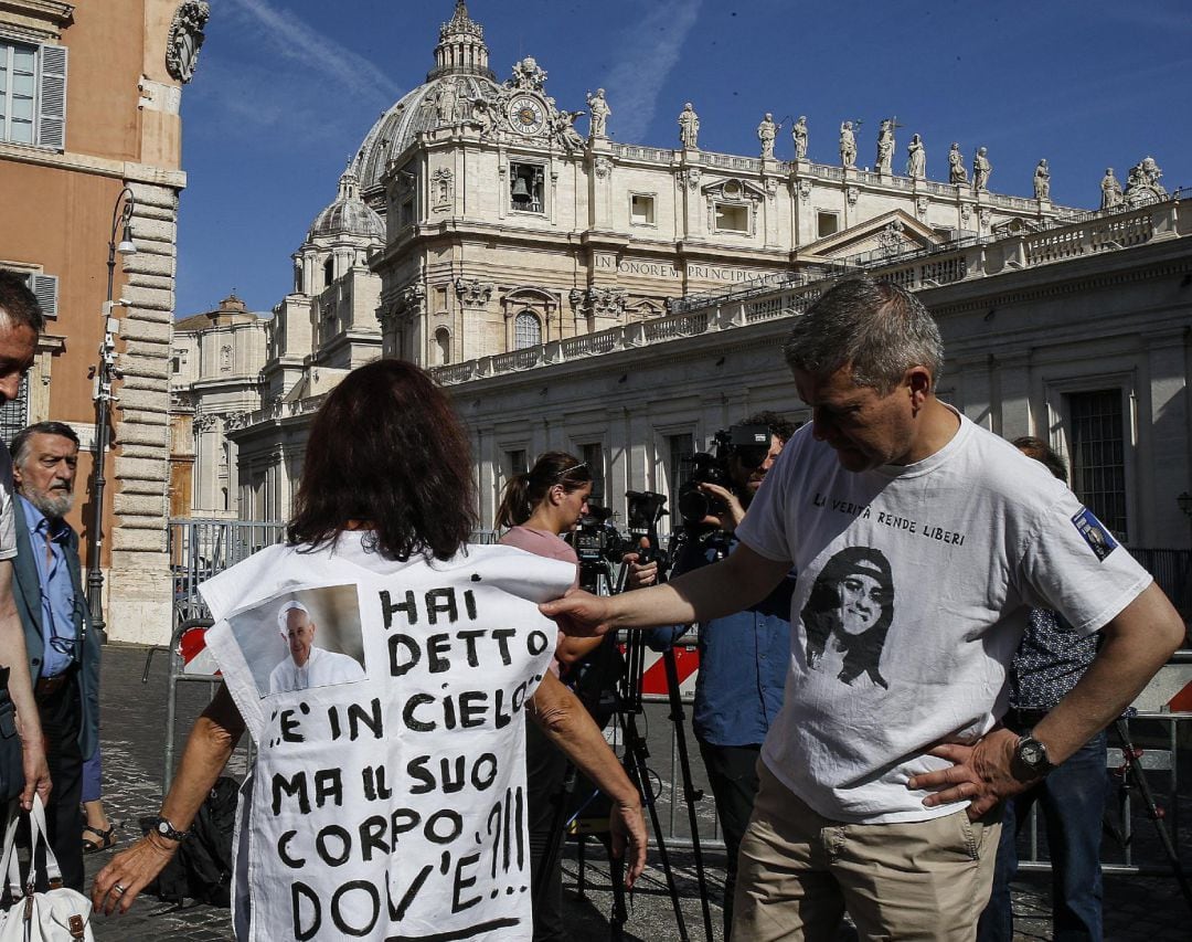 Una mujer reivindica la búsqueda de Emmanuela Orlandi frente al Vaticano con una camiseta que pone &quot;Dices que está en el cielo pero, ¿dónde está su cuerpo?&quot; y una foto del papa Francisco