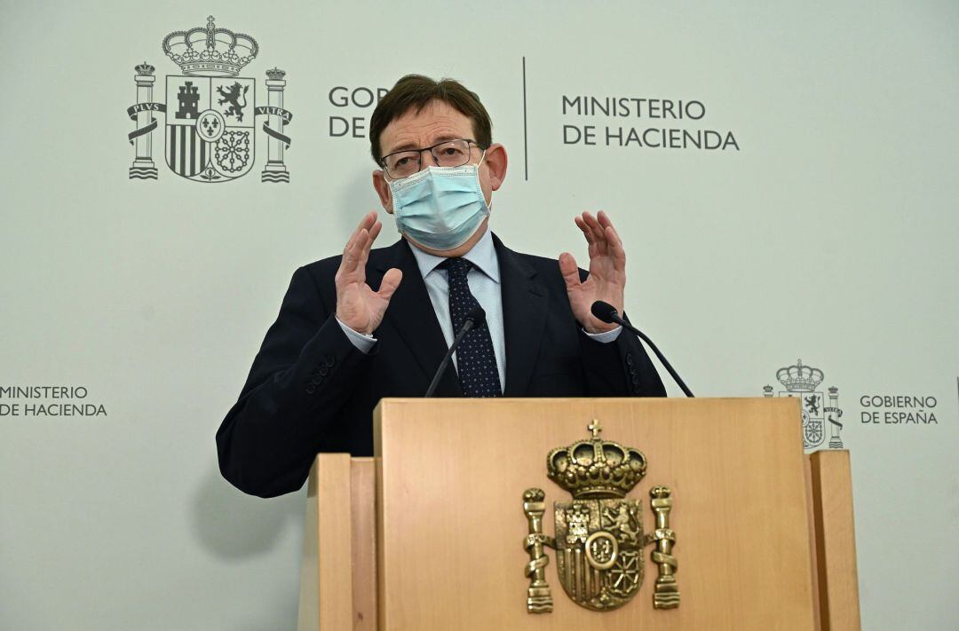 El president de la Generalitat Valenciana, Ximo Puig, durante la rueda de prensa ofrecida tras la reunión mantenida con la ministra de Hacienda, María Jesús Montero, hoy en el Ministerio de Hacienda, en Madrid