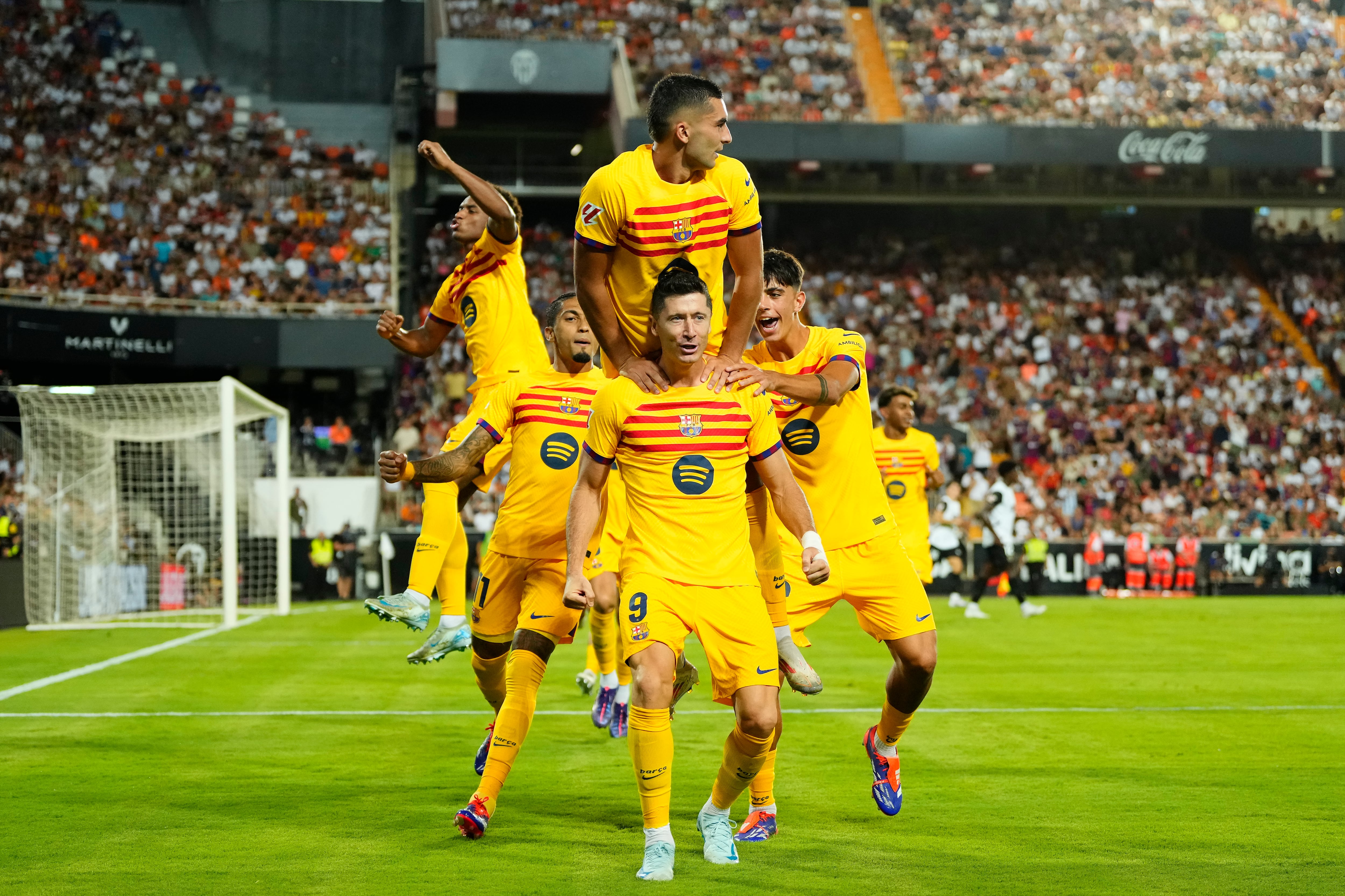 Los jugadores del Barça celebran el segundo gol de Lewandowski