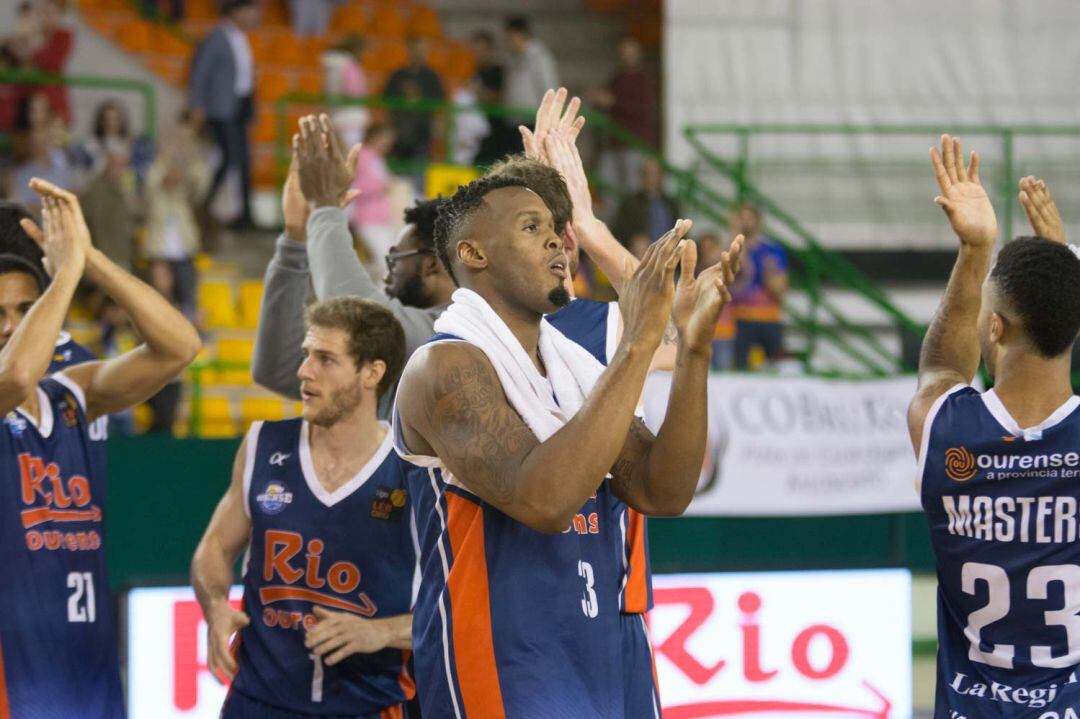 Lo que sucedió en la cancha del Pazo, entre el Club Ourense Baloncesto y Real Betis, lo refleja el marcador 65-96.
