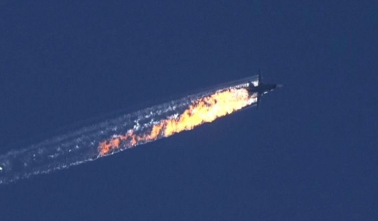 Captura de video facilitada por el canal de televisión HaberTurk que muestra un avión ruso que deja una estela de fuego a medida que cae tras ser derribado cerca de la frontera entre Siria y Turquía 