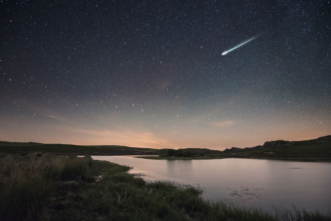 Una gran Perseida atraviesa el cielo de A Veiga en Galicia. 