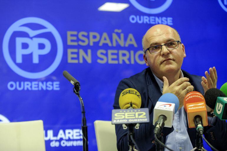 El presidente de la Diputación de Ourense y del PP provincial, Manuel Baltar, durante la rueda de prensa en la que ha evitado dar explicaciones por su imputación