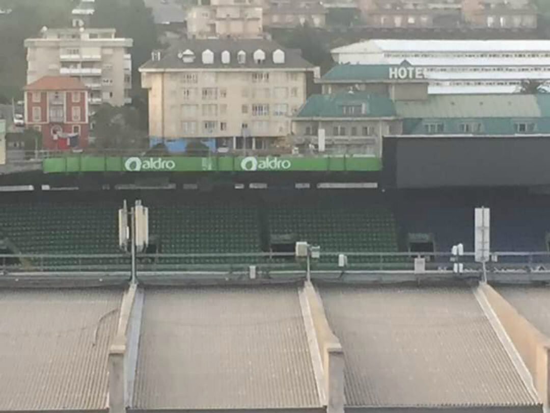 Imagen tomada desde el exterior cuando estaba pintada la mitad de la Tribuna Norte.