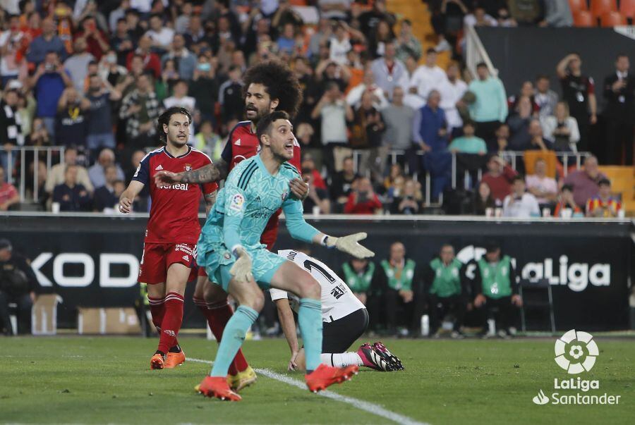 Sergio Herrera, único jugador rojillo que se salva de la quema en Mestalla