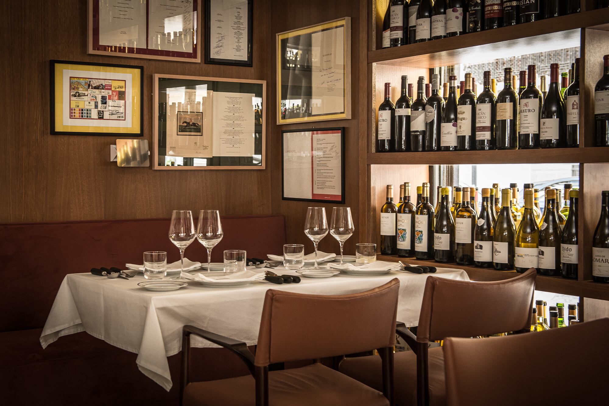 Una de las mesas del restaurante Caja de Cerillas (Madrid).