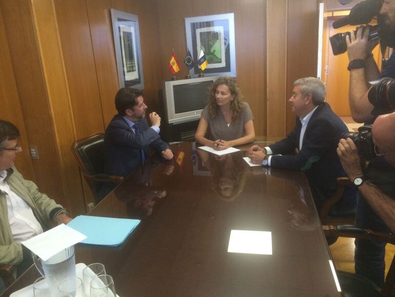 La consejera de Obras Ornella Chacón en un momento de la reunión con el presidente y vicepresidente del Cabildo de Tenerife, Carlos Alonso y Aurelio Abreu, respectivamente. 
