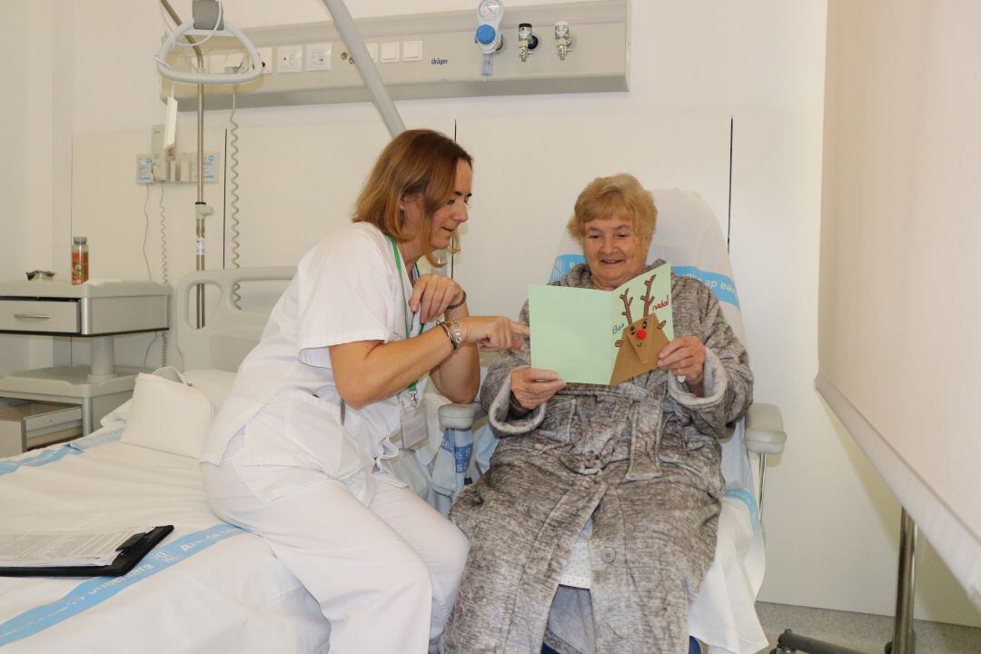 Un momento durante la entrega de las postales navideñas a los pacientes
