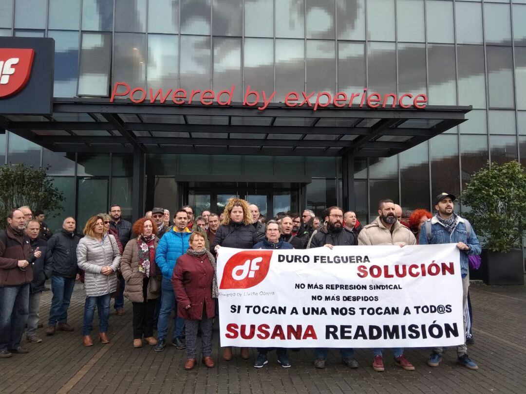 Protestas durante el despido de Susana Fernández.