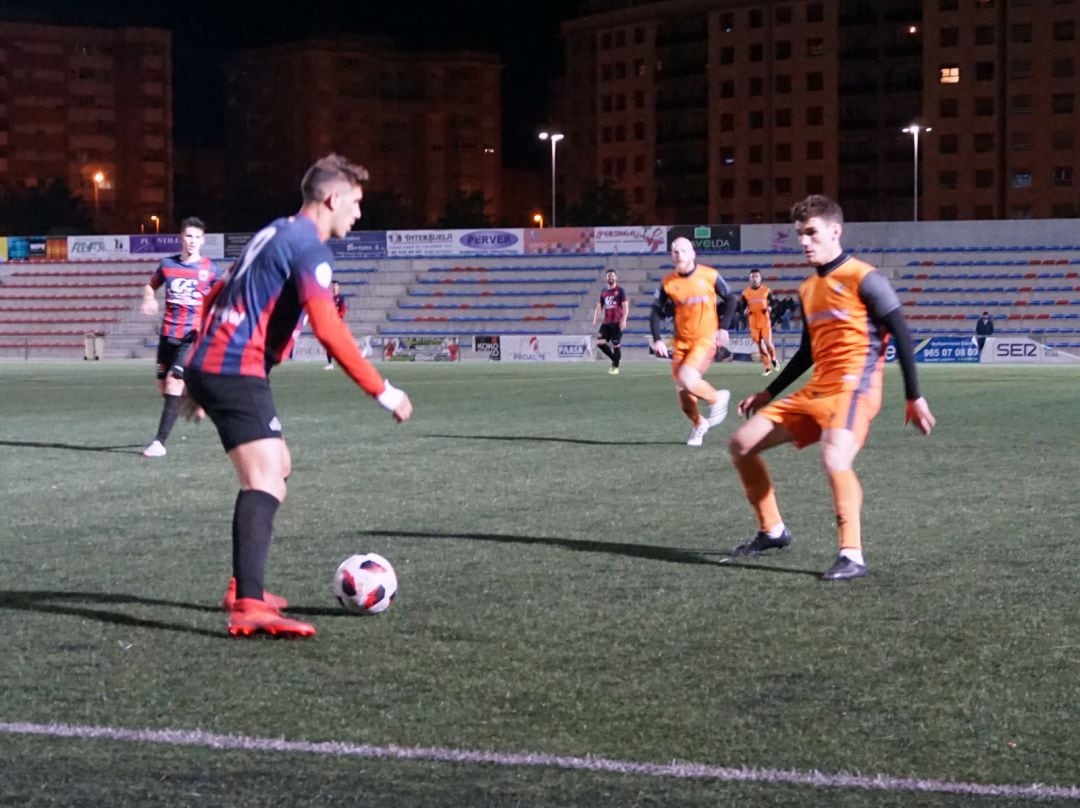 MIguel Aredevinez encara a un jugador del Atzeneta