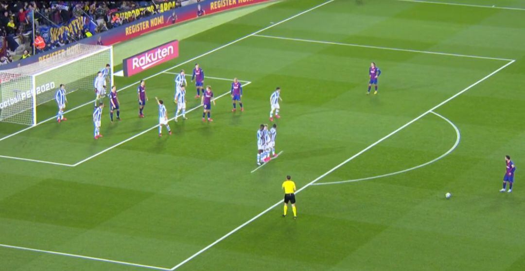 La defensa de la Real para detener a Messi en su tiro libre