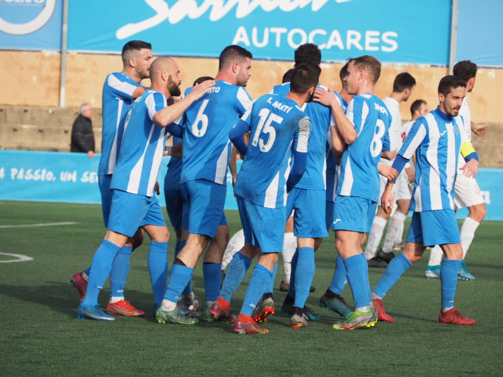 El equipo celebra con Óscar Bertó el gol del empate