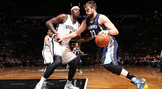 Marc Gasol y Andray Blatche sobre la pista de los Brooklyn Nets.