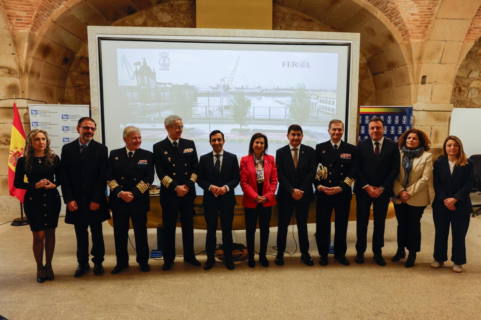 Autoridades en el acto de la firma de protocolo de "Abrir Ferrol al Mar". Foto/Delegación Gobierno