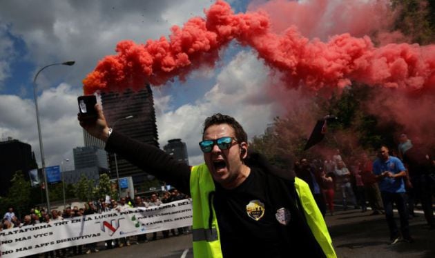 Un taxista durante la protesta contra el transporte colaborativo en Madrid