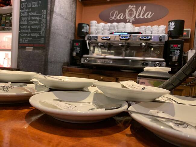 Platillos con cucharillas y sobres de azúcar listos esta mañana en el bar bilbaíno La Olla para los pedidos de café