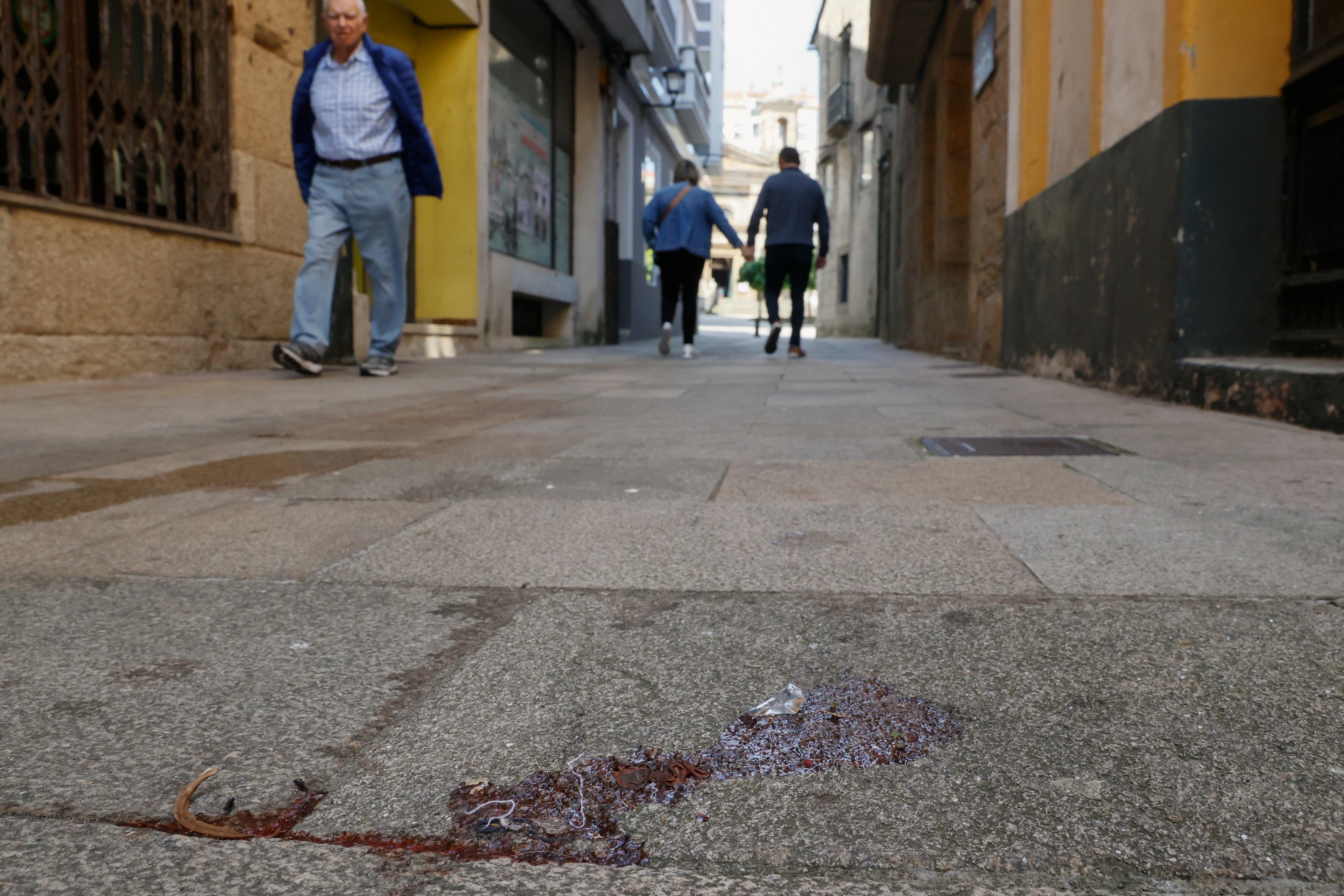 Restos de sangre del herido de bala en Ribeira. EFE/Lavandeira jr