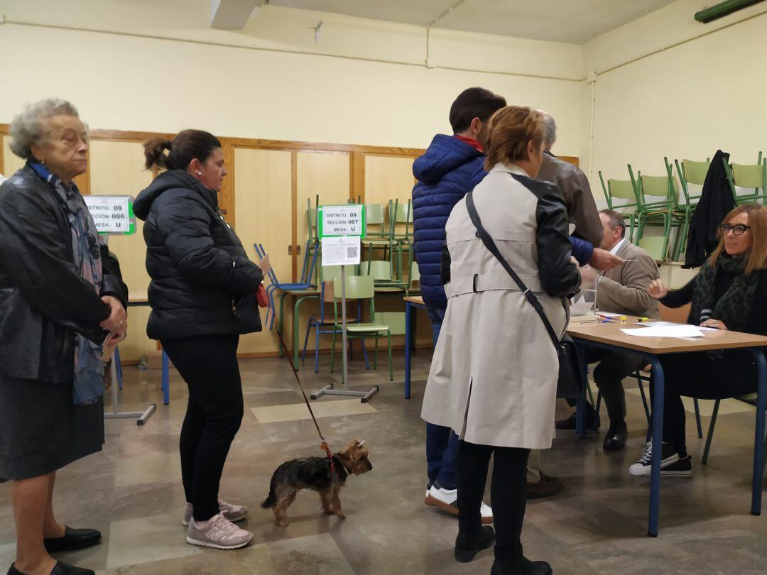 Votantes en un colegio electoral del barrio del Alcázar Viejo