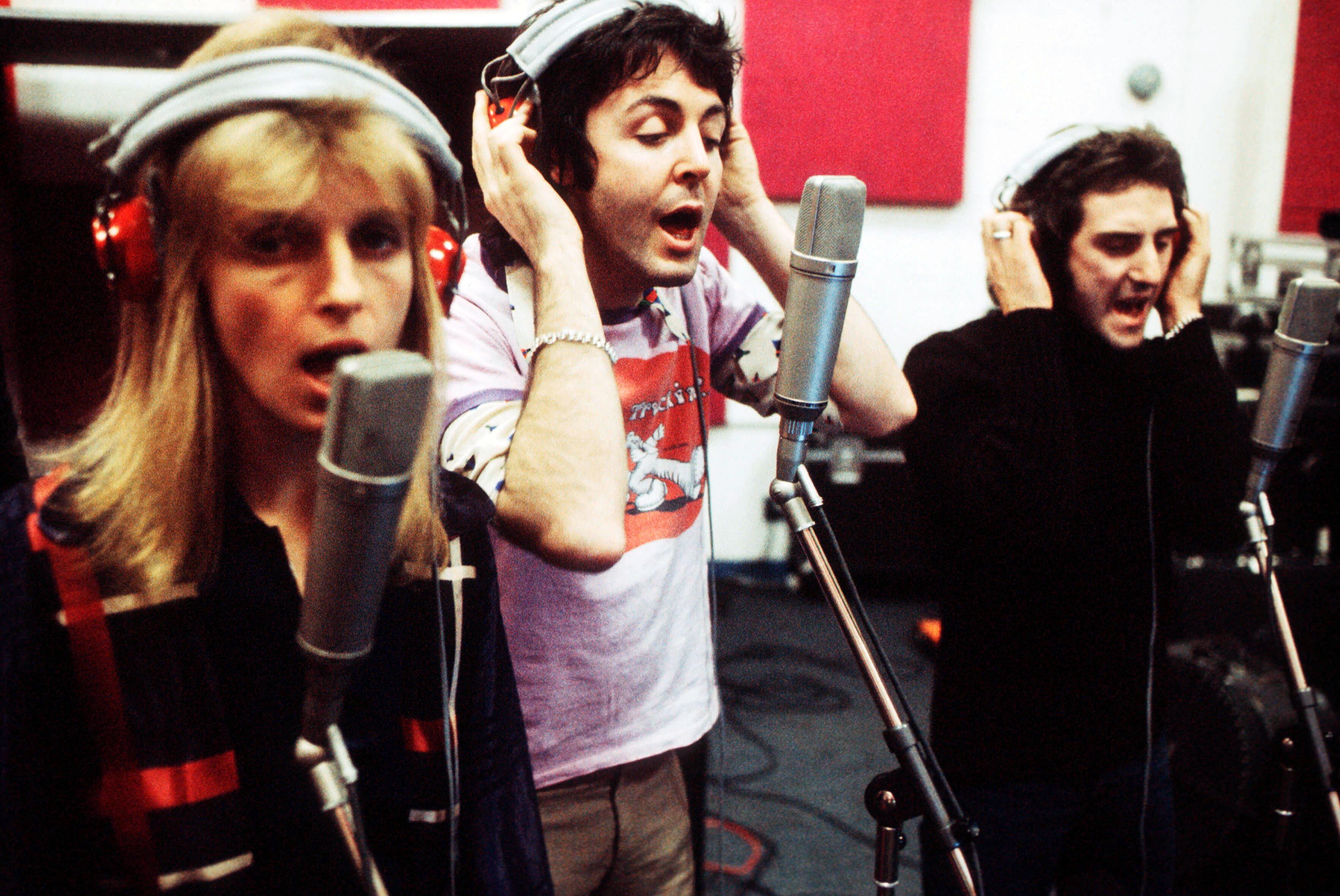 Linda McCartney (1941 - 1998), Paul McCartney y Denny Laine de Wings grabando en Londres en 1973