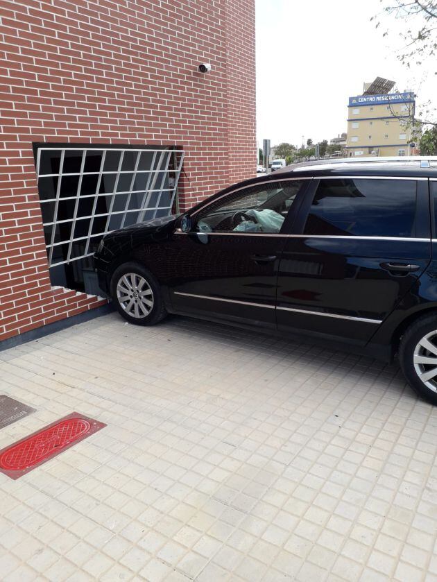 Coche empotrado en el aula de infantil
