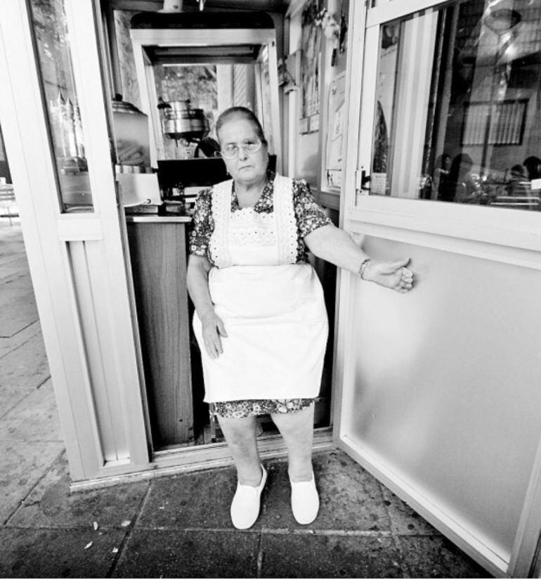 Guadalupe en la puerta de su puesto de venta de perritos y palomitas