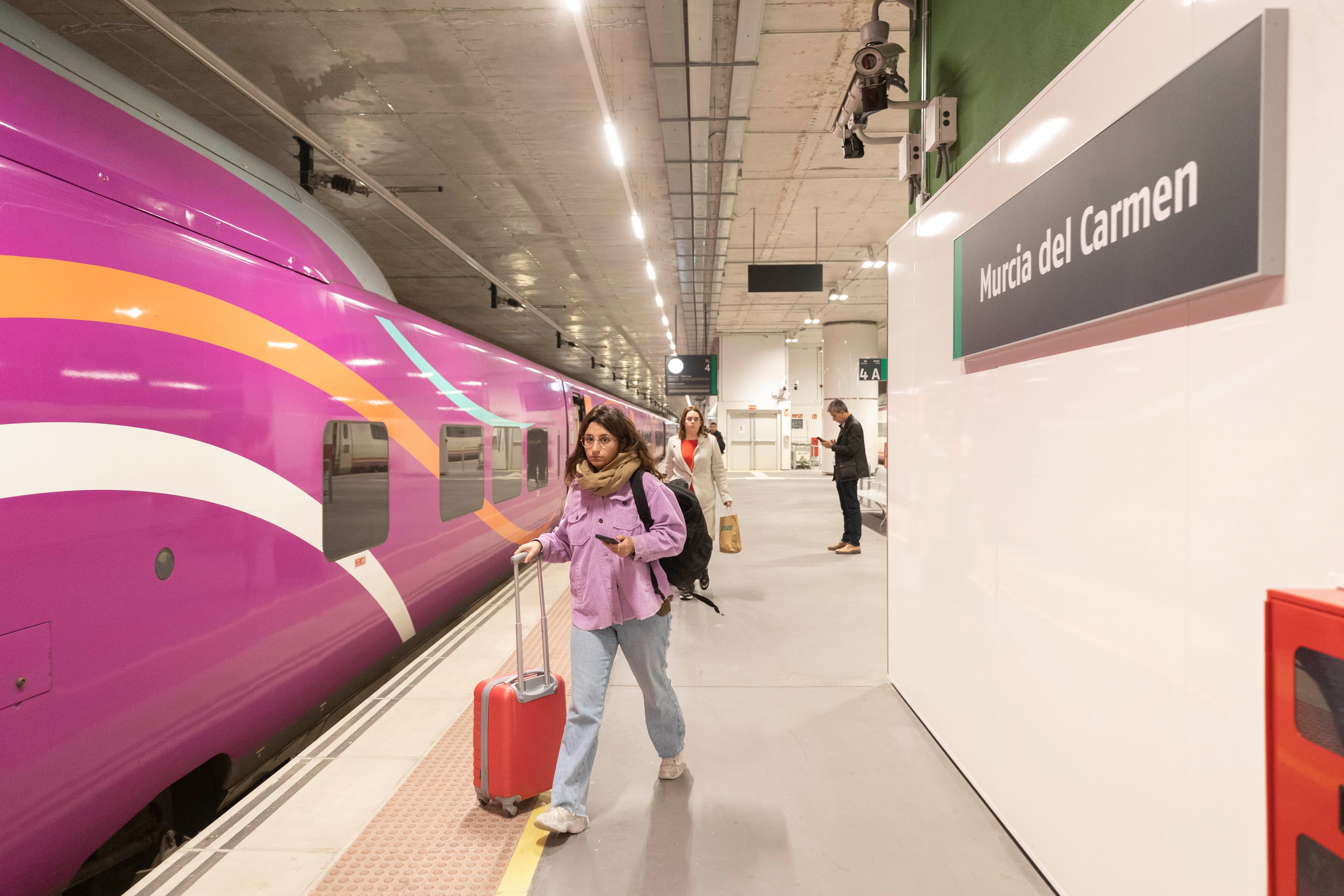 MURCIA, 10/12/2023.- Llegada de los pasajeros del primer tren AVE de la Compañía de bajo costo Avlo, este domingo procedente de Madrid a la estación Murcia del Carmen. EFE/Marcial Guillén
