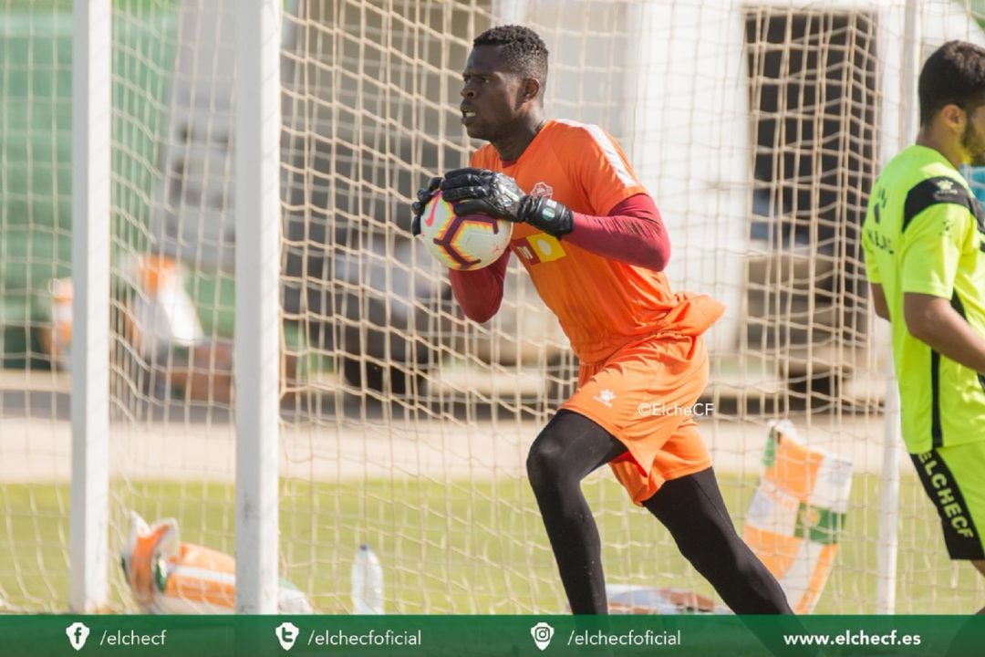 Francis Uzoho durante un entrenamiento con el Elche