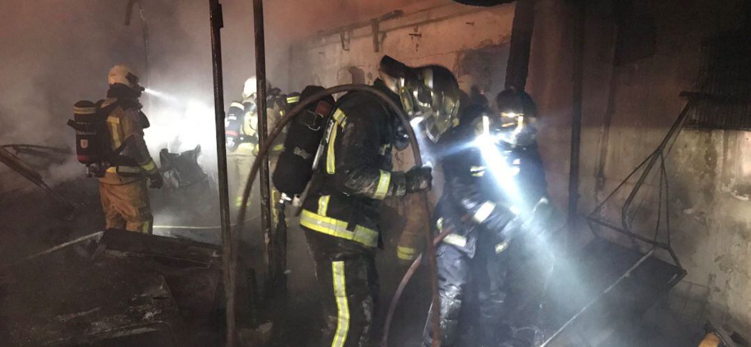 Los bomberos trabajando en al zona