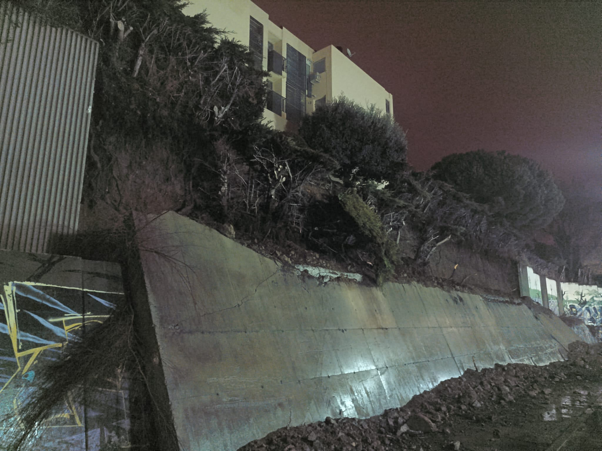 Desprendimiento del muro de carga del centro comercial el Zaburdón