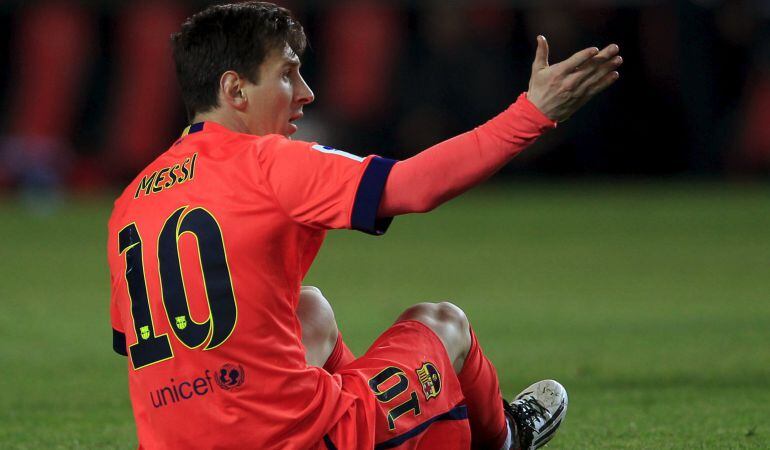 Barcelona&#039;s Lionel Messi sits on the pitch as he reacts during their Spanish first division soccer match against Sevilla at Ramon Sanchez Pizjuan stadium in Seville, April 11, 2015. REUTERS/Marcelo del Pozo