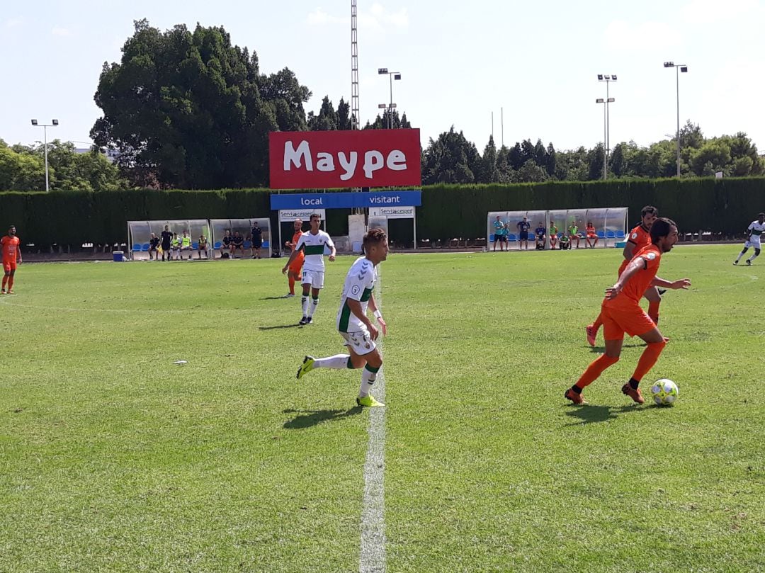 Un momento del partido Ilicitano-Atzeneta en el Díez Iborra