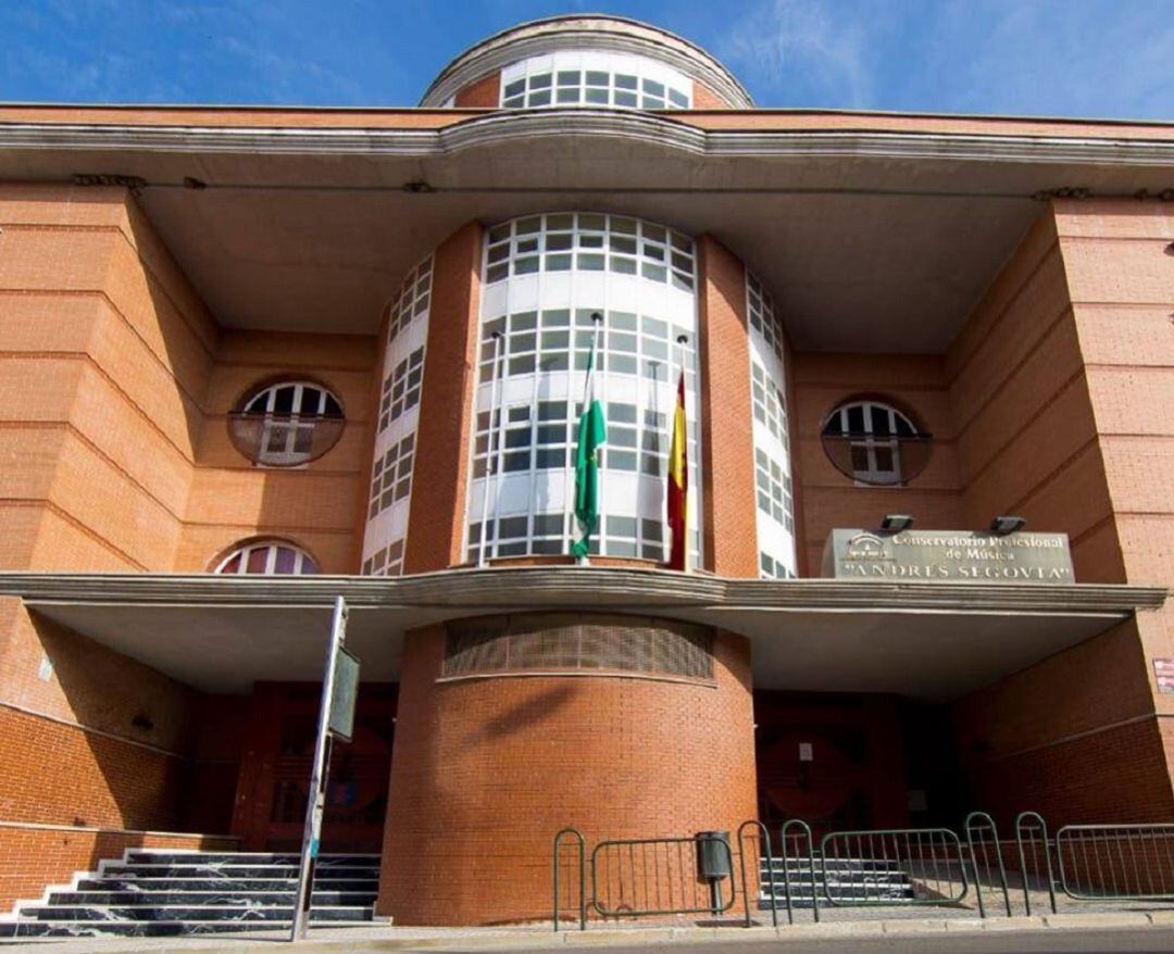 Exterior del edificio del conservatorio de Linares.