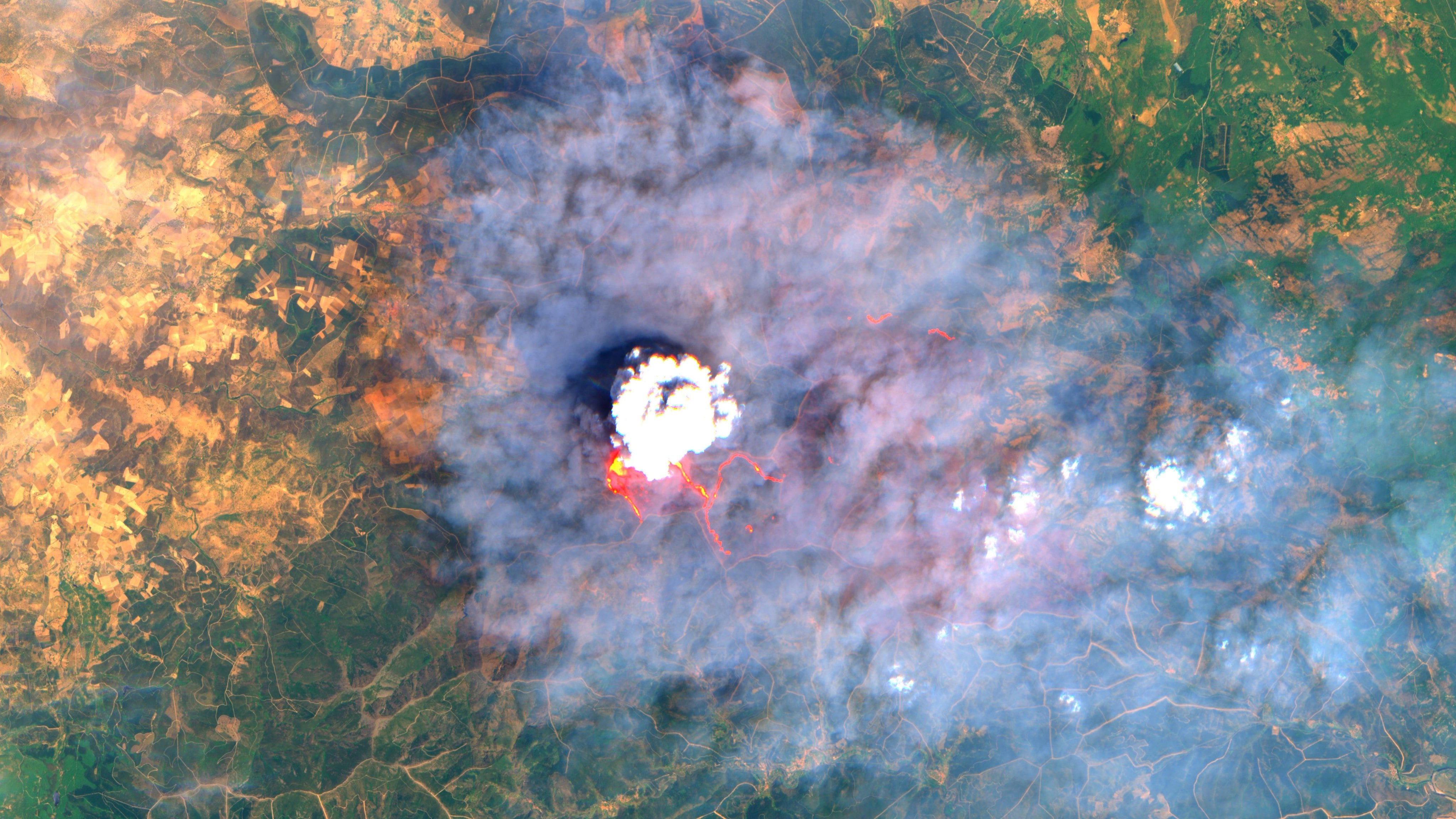 Imagen de un incendio forestal captada por el satélite Sentinel 2 del sistema europeo Copernicus.