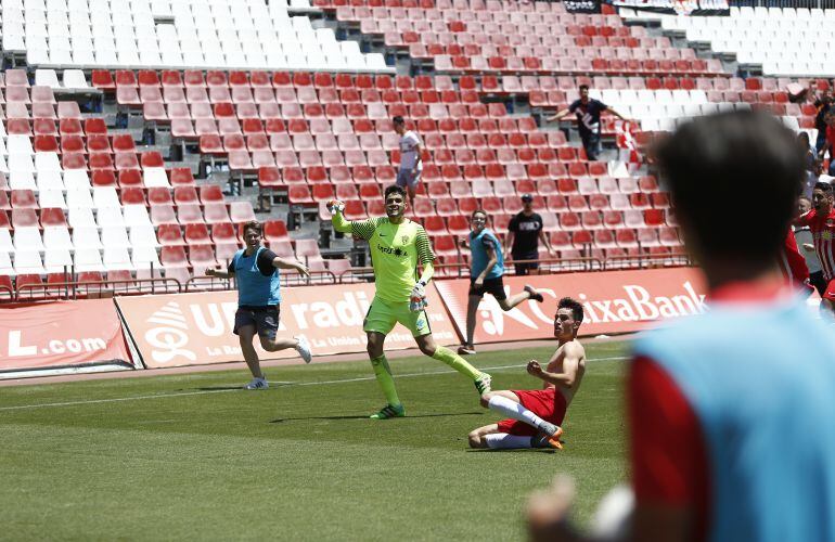 Albert Batalla celebra el gol que daba el pase al filial.