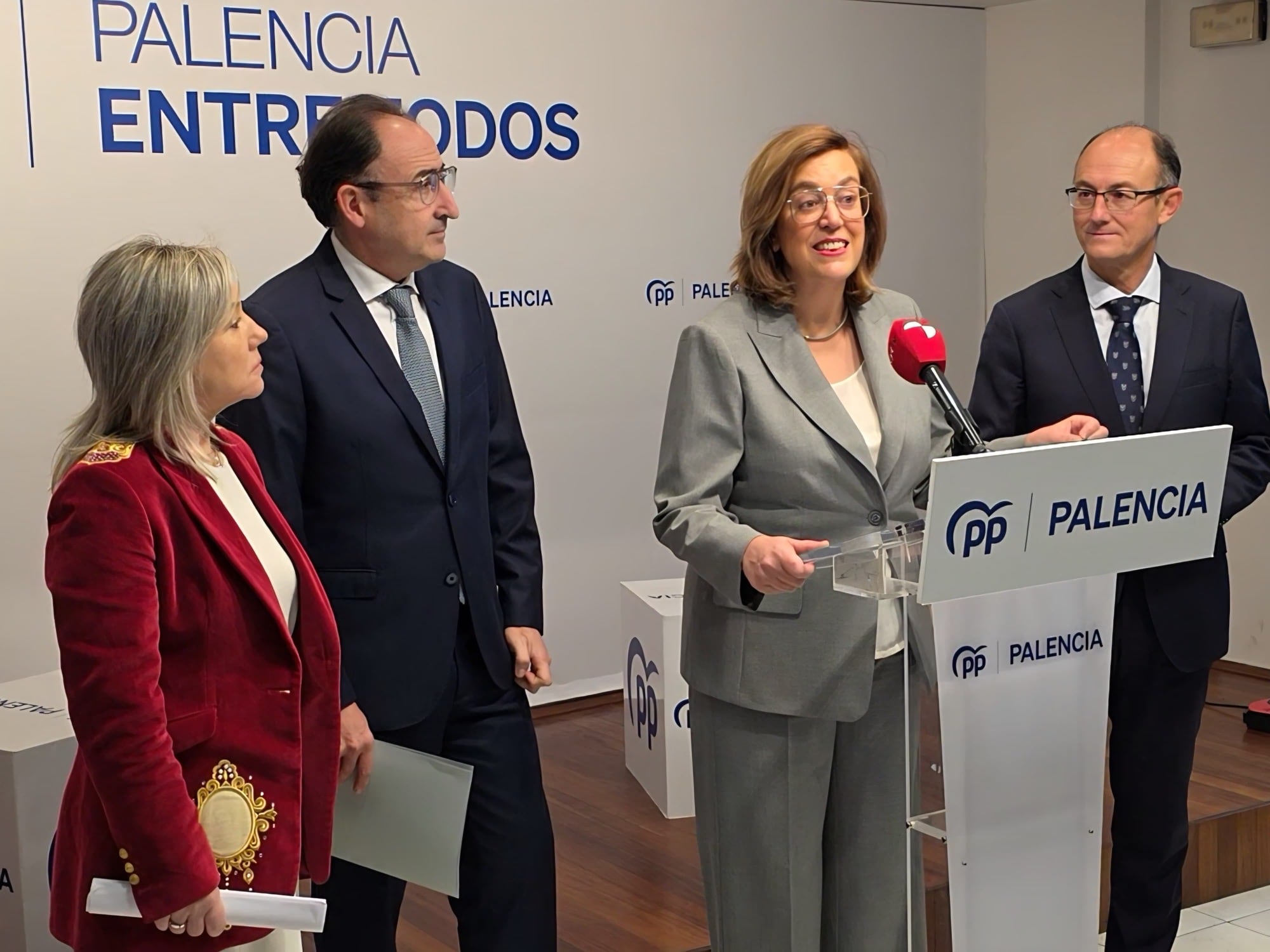 Los senadores del PP de Palencia con la presidenta provincial del partido