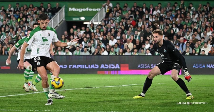 Montero despeja un balón durante el segundo tiempo ante la presencia de Jokin Ezkieta.