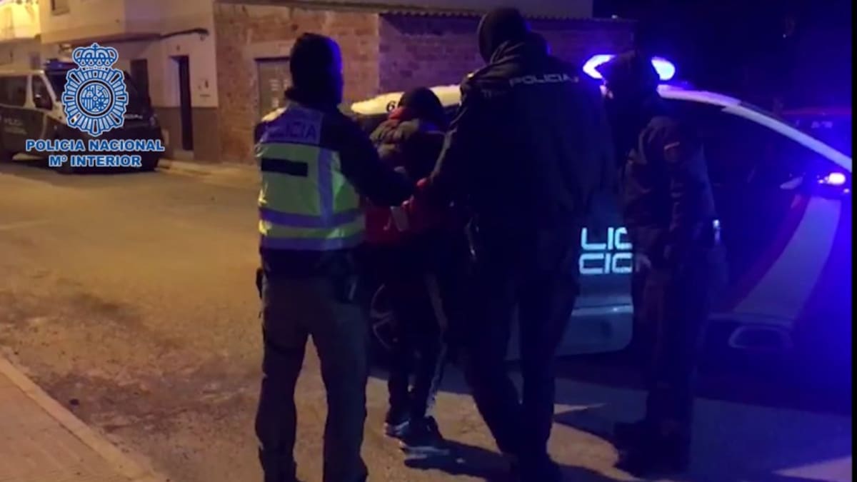 Detenido en Castelló un familiar de un miembro de DAESH por amenazar a los viandantes con un machete