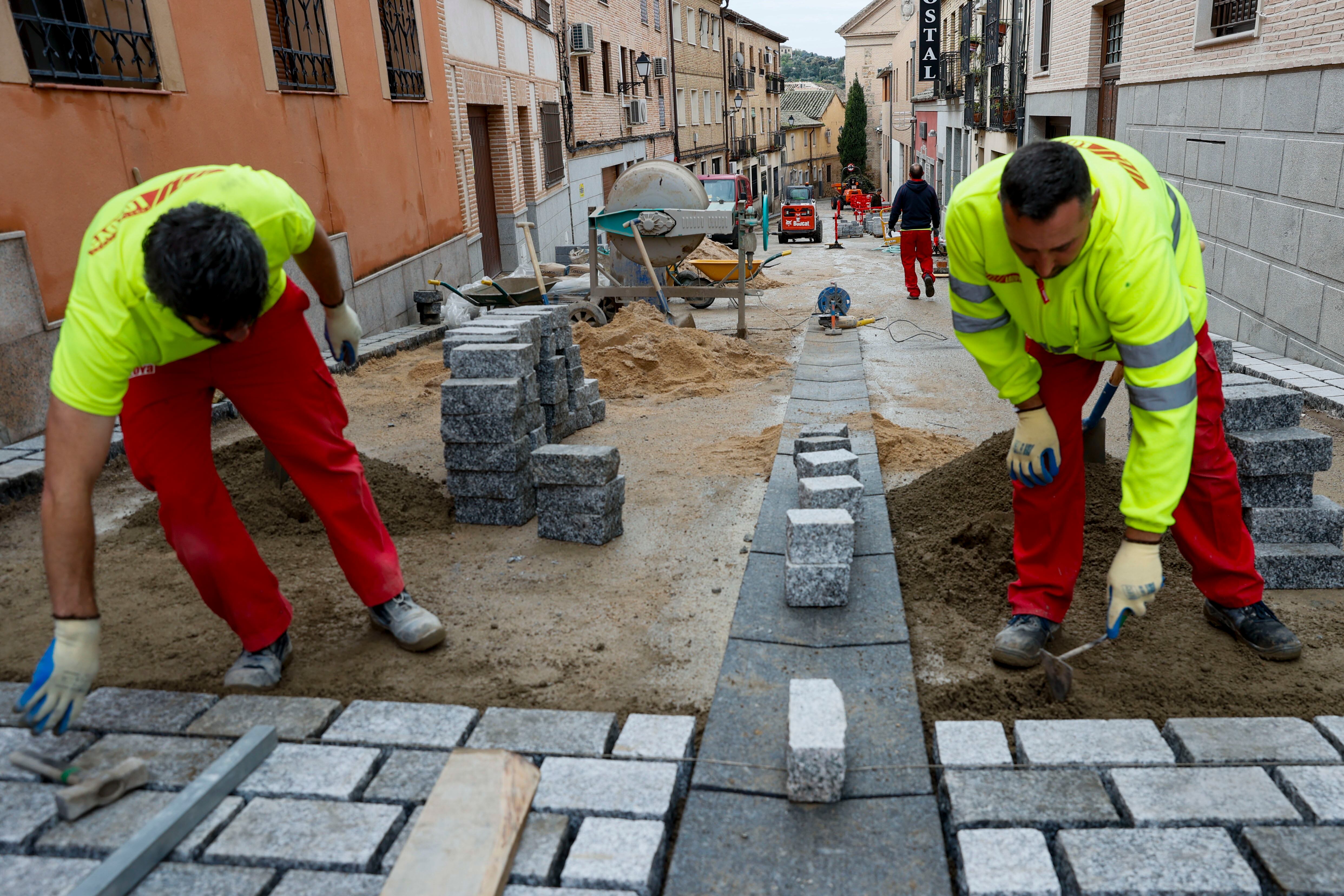 TOLEDO, 02/04/2024.- Unos operarios trabajan en una calle de Toledo este martes. España roza los 21 millones de personas ocupadas, tras crear 193.585 empleos en el mes de marzo, gracias al tirón de la hostelería pese al mal tiempo registrado esta Semana Santa. EFE/ Ismael Herrero