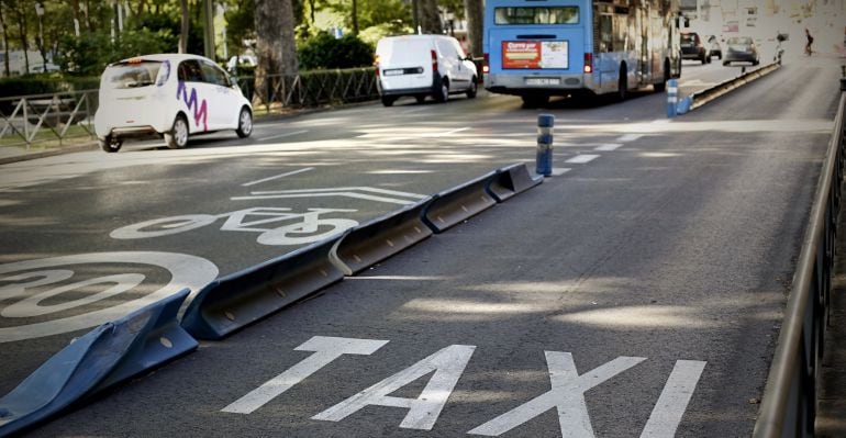 Aspecto que presentaba la madrileña calle de Alcalá a primera hora de la mañana sin taxis circulando por la calle.