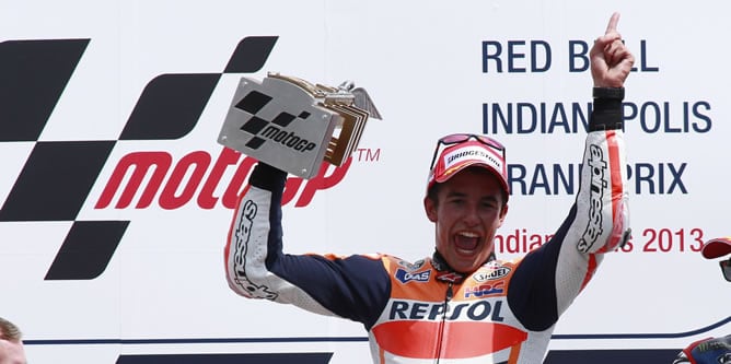 Márc Márquez celebra su victoria, por delante de Pedrosa y Lorenzo, en el G.P. de Indianápolis.