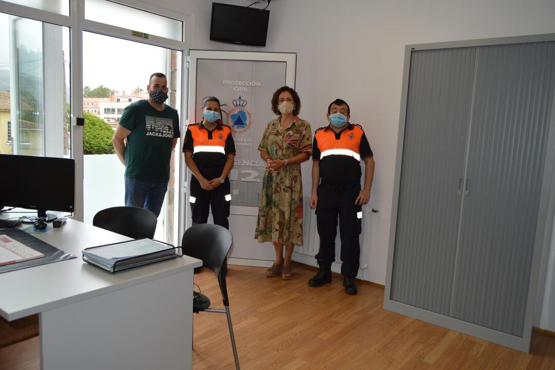 La alcaldesa de Tomiño, Sandra González, junto a miembros de Protección Civil en su nuevo local.