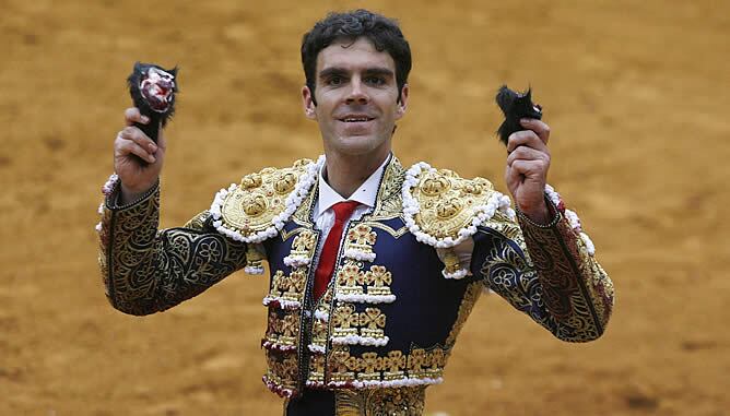 José Tomás se enfrenta con valor a cada toro, por eso es tan frecuente verlo cubierto de sangre en la plaza, por los roces directos con el cuerpo del animal