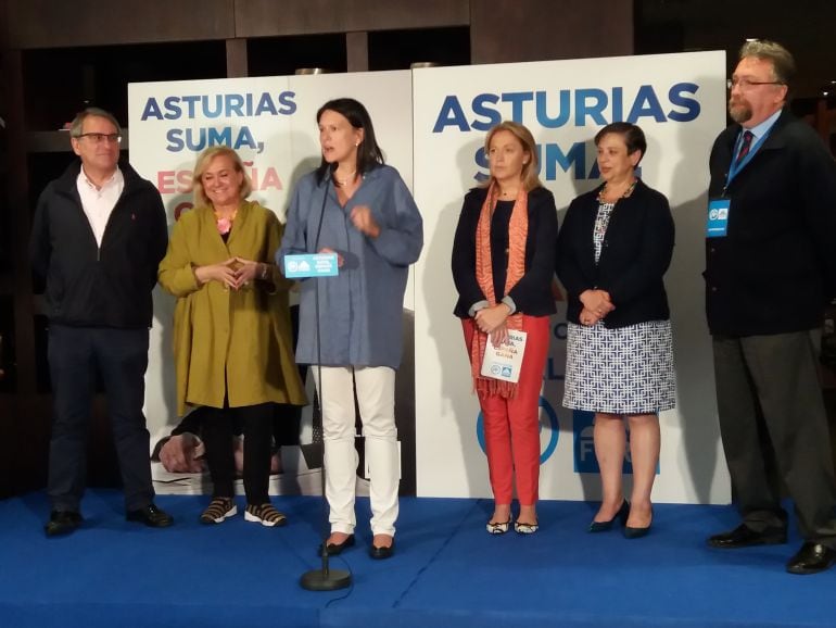 La candidata Susana López Ares se dirige a los afiliados respaldada por la cúpula del PP y de Foro
