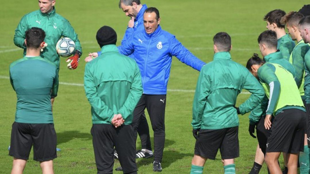 Oltra charla con los jugadores durante un entrenamiento