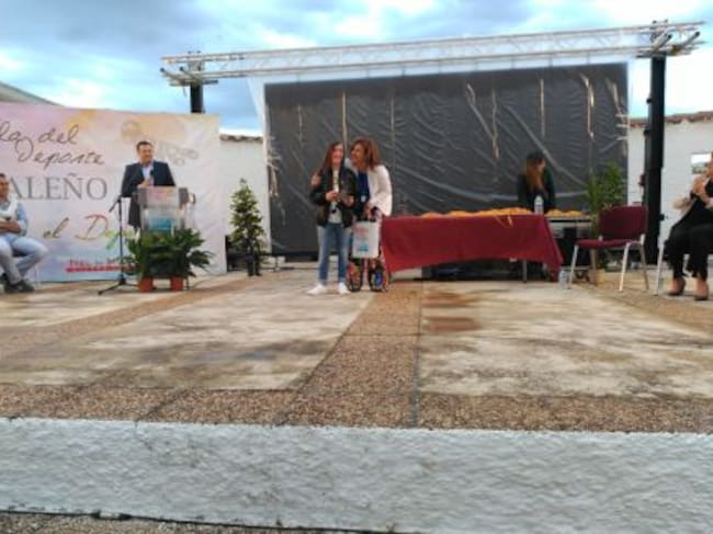La joven deportista Lucía Olivares Díaz recibe el reconocimiento de manos de la alcaldesa de Peal