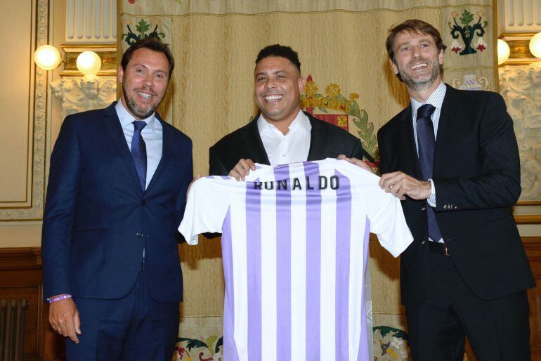 Ronaldo posa con la camiseta del Valladolid junto al alcalde de Valladolid,Óscar Puente, y el hasta hoy presidente del Real Valladolid, Carlos Suárez